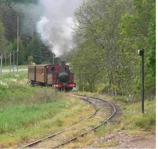 Un bon vieux d-partemental bien de chez nous- tir- par une des quatres locomotives mises en chauffe- loco ex Chemins de fer des Cotes du Nord