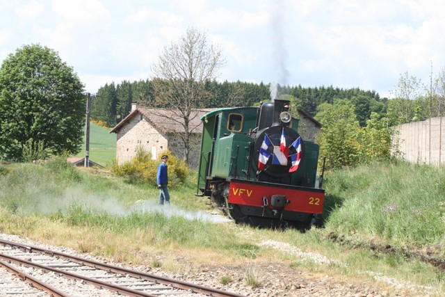 Notre loco- elle aussi ex Paul Frot- elle semble revenir de la Voulte sur Loire- elle oeuvre sur la section restante de cette ligne ferm-e en 1952