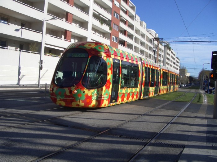Le-tram-colore-de-montpellier-700-87695