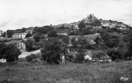 Grimaud vu de la plaine